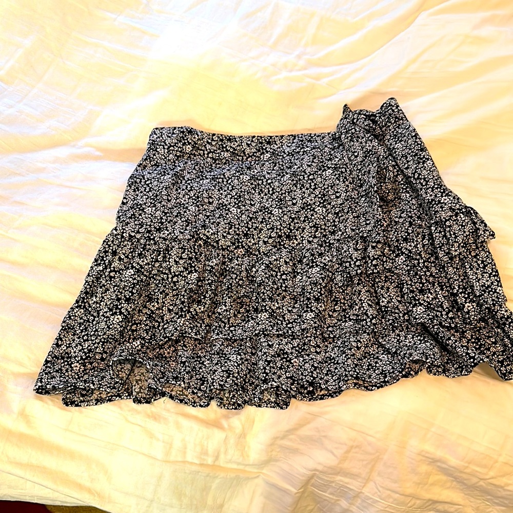 Black and white flower ruffle skirt, size S,
